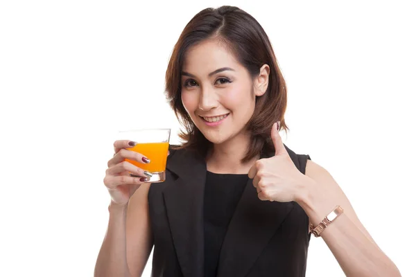 Jonge Aziatische vrouw duimschroef opwaarts drankje oranje sap. — Stockfoto