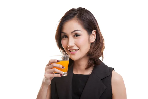 Молода азіатка п'є апельсиновий сік . — стокове фото