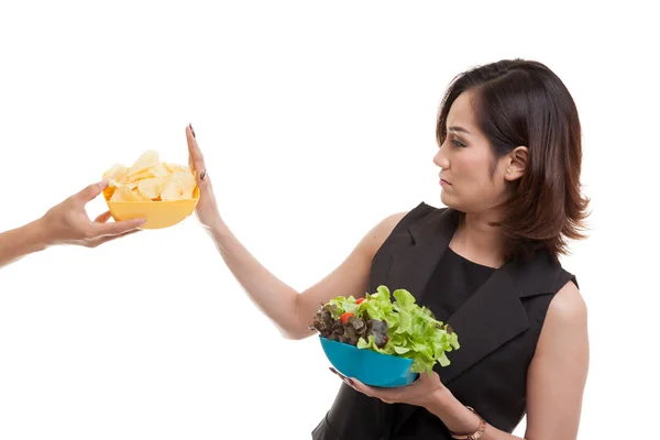 Joven asiática mujer con ensalada decir no a patatas fritas . — Foto de Stock