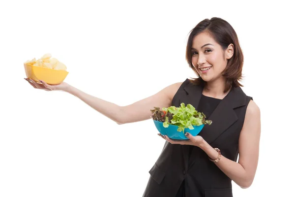 Mujer asiática joven con papas fritas y ensalada . — Foto de Stock