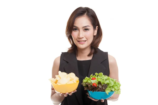 Mujer asiática joven con papas fritas y ensalada . — Foto de Stock