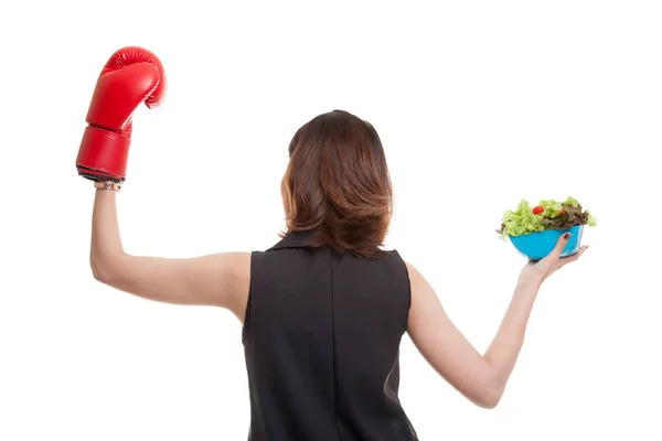 Joven mujer asiática con guante de boxeo y ensalada . —  Fotos de Stock