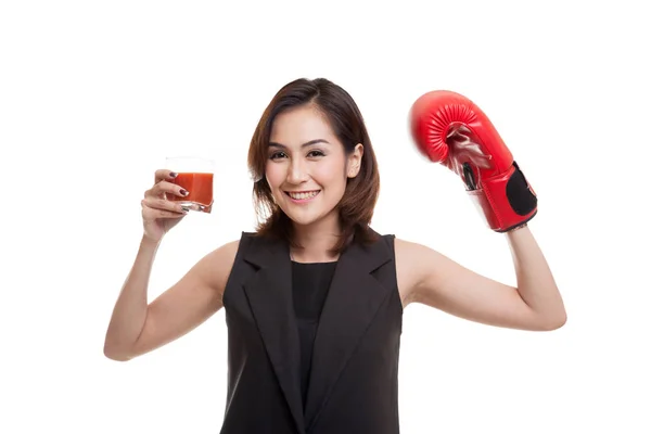 Jovem mulher asiática com suco de tomate e luva de boxe . — Fotografia de Stock