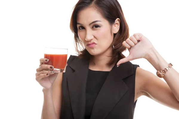 Ásia mulher polegares para baixo ódio tomate suco . — Fotografia de Stock