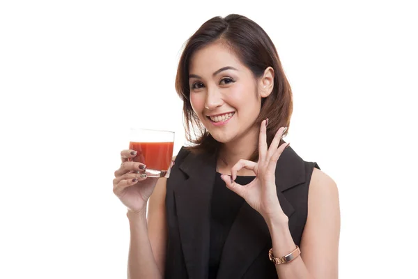 Jonge Aziatische vrouw show Ok met tomatensap. — Stockfoto