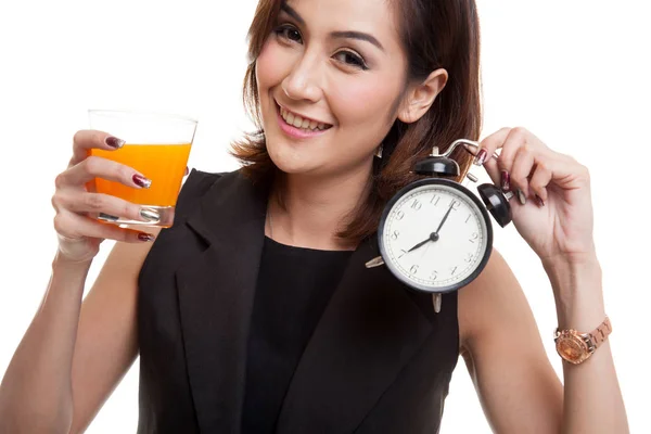 Asiatic femeie cu ceas bea suc de portocale . — Fotografie, imagine de stoc