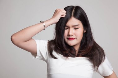 Genç Asyalı kadın hasta ve baş ağrısı var.