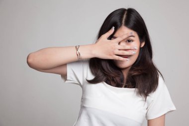 Güzel genç Asyalı kadın parmaklarının arasından dikizliyor..