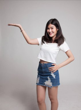 Genç Asyalı kadın eliyle mevcut.