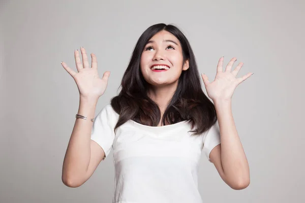 Enthousiast jonge Aziatische vrouw opzoeken. — Stockfoto