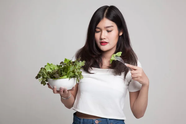 Friska asiatisk kvinna med sallad. — Stockfoto