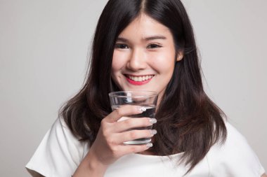 Genç Asyalı kadın ile içme suyu bir bardak.