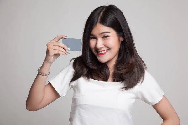 Jovem mulher asiática sorriso com cartão em branco . — Fotografia de Stock