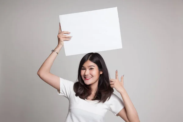 Jovem mulher asiática apontar para sinal em branco . — Fotografia de Stock