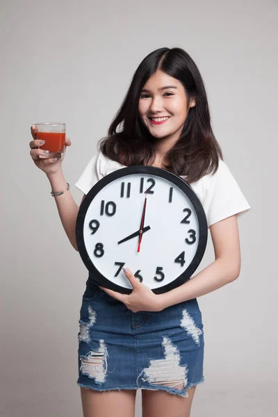 Joven mujer asiática con jugo de tomate y reloj . —  Fotos de Stock