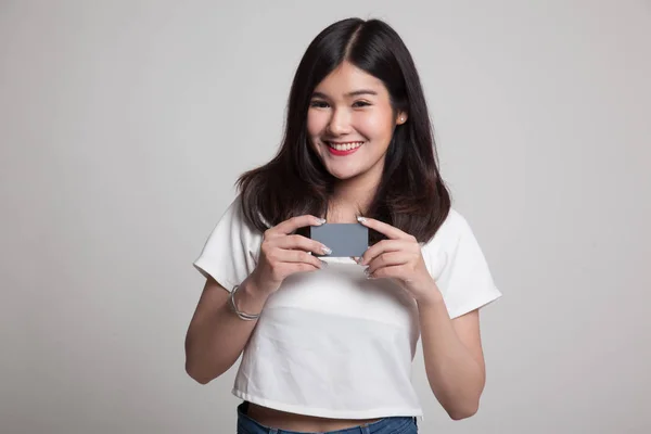 Joven asiática sonrisa con tarjeta en blanco . —  Fotos de Stock