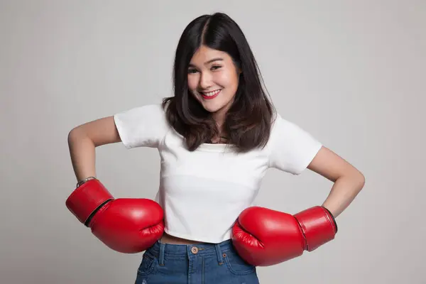 Jovem mulher asiática com luvas de boxe vermelho . — Fotografia de Stock