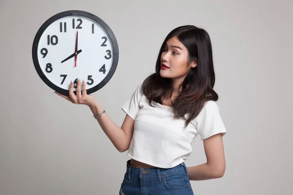 Jeune femme asiatique avec une horloge. — Photo