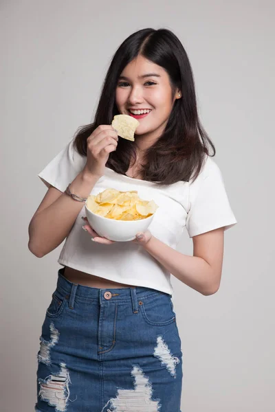 Joven mujer asiática comer papas fritas . —  Fotos de Stock