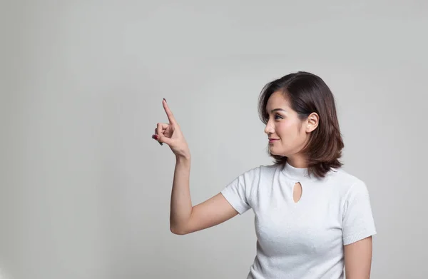 Asiatische Frau berührt den Bildschirm mit dem Finger. — Stockfoto