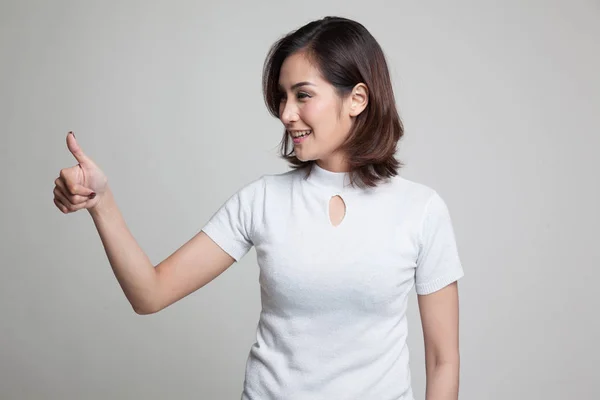 Asiática mujer pulgares arriba y sonrisa . — Foto de Stock