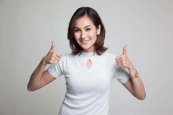 Młoda kobieta azjatyckich Pokaż dwa kciuki do góry. — Zdjęcie stockowe