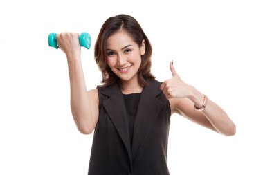 Sağlıklı Asyalı kadın Yaşasın dumbbells ile.