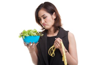 Ölçme bant ve salata ile mutsuz Asyalı kadın.