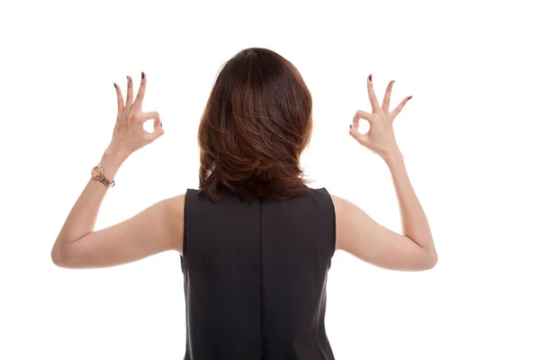 Zadní pohled na asijské ženy Ukázat dvojitá Ok ruce znamení. — Stock fotografie