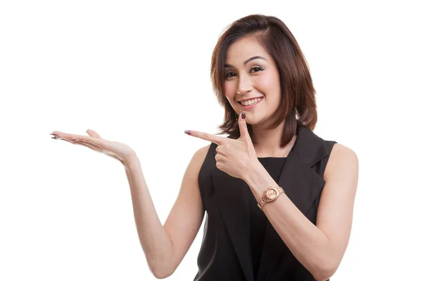 Beautiful young Asian woman point to palm hand. — Stock Photo, Image