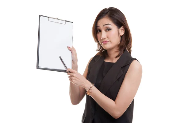 Infelice donna d'affari asiatica punta agli appunti con penna . — Foto Stock