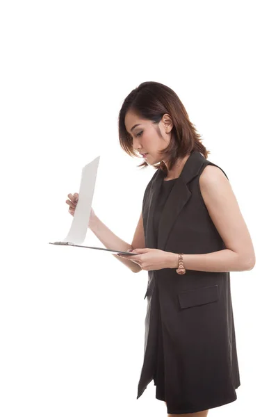 Junge asiatische Geschäftsfrau liest Papier auf Klemmbrett. — Stockfoto