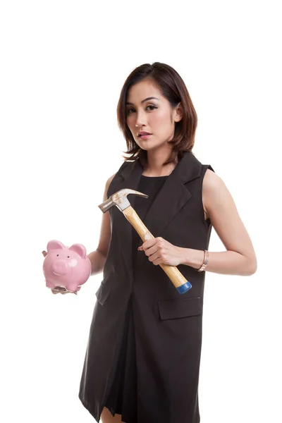 豚ヘッドコイン バンクとハンマーでアジアの女性. — ストック写真