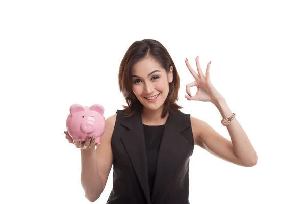 Γυναίκα της Ασίας δείχνουν Ok με τράπεζα νομισμάτων χοίρου. — Φωτογραφία Αρχείου
