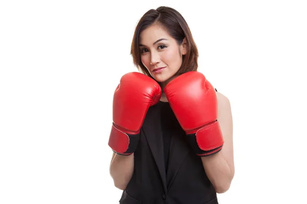 Joven mujer asiática con guantes de boxeo rojos . —  Fotos de Stock