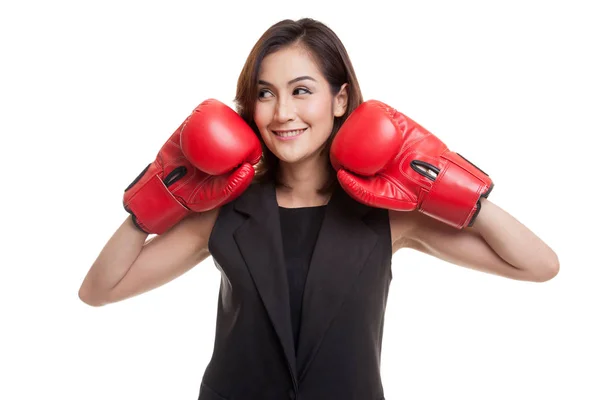 Junge Asiatin mit roten Boxhandschuhen. — Stockfoto