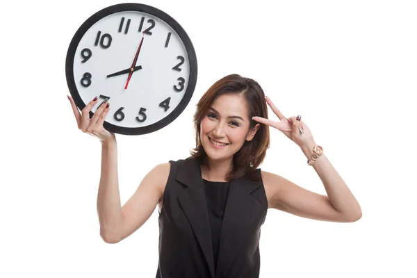 Jeune femme d'affaires asiatique montrent signe de victoire avec une horloge . — Photo