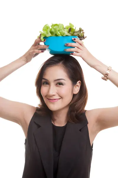 Saludable mujer asiática con ensalada . — Foto de Stock