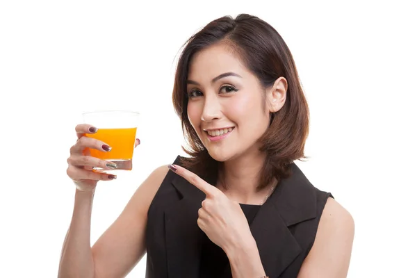 Jovem mulher asiática apontar para suco de laranja . — Fotografia de Stock