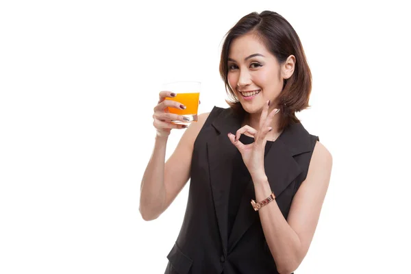 Junge asiatische Frau zeigen ok trinken Orangensaft. — Stockfoto