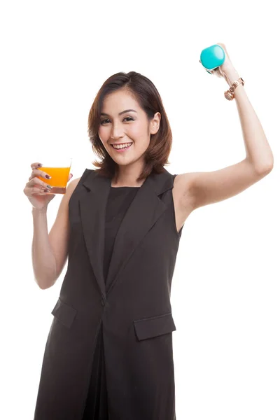 Fiatal ázsiai nő, súlyzó narancs ital gyümölcslé. — Stock Fotó