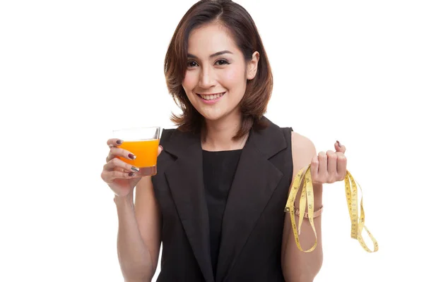 Mulher asiática beber suco de laranja segurar fita métrica . — Fotografia de Stock