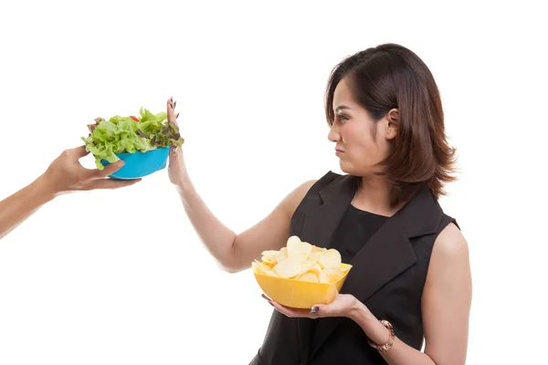 Joven asiática mujer con patatas fritas decir no a la ensalada . — Foto de Stock