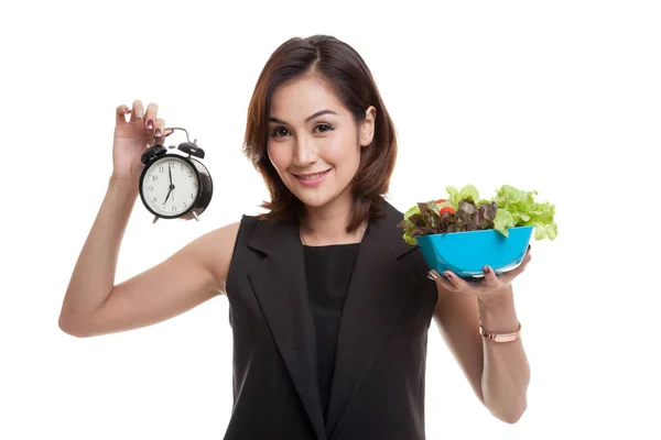 Jonge Aziatische vrouw met klok en salade. — Stockfoto