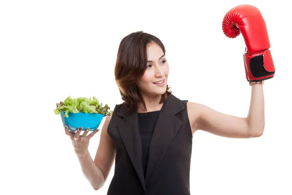 Joven mujer asiática con guante de boxeo y ensalada . —  Fotos de Stock