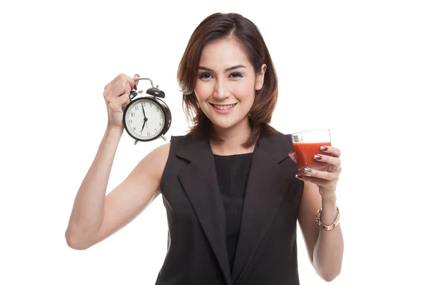 Jonge Aziatische vrouw met tomatensap en klok. — Stockfoto