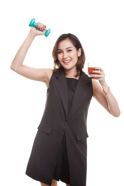 Saludable mujer asiática con mancuerna y jugo de tomate . — Foto de Stock