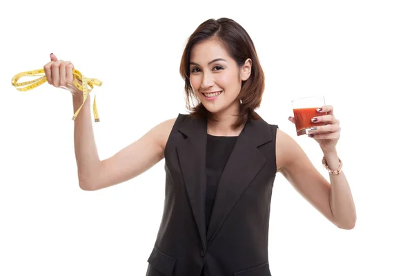 Donna asiatica con succo di pomodoro e metro . — Foto Stock