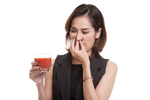 Giovane donna asiatica odio succo di pomodoro . — Foto Stock