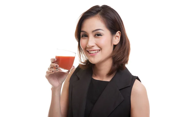Mladá asijská žena nápoj rajčatová šťáva. — Stock fotografie